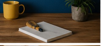 Plantegning, husmodell, kalkulator og målebånd